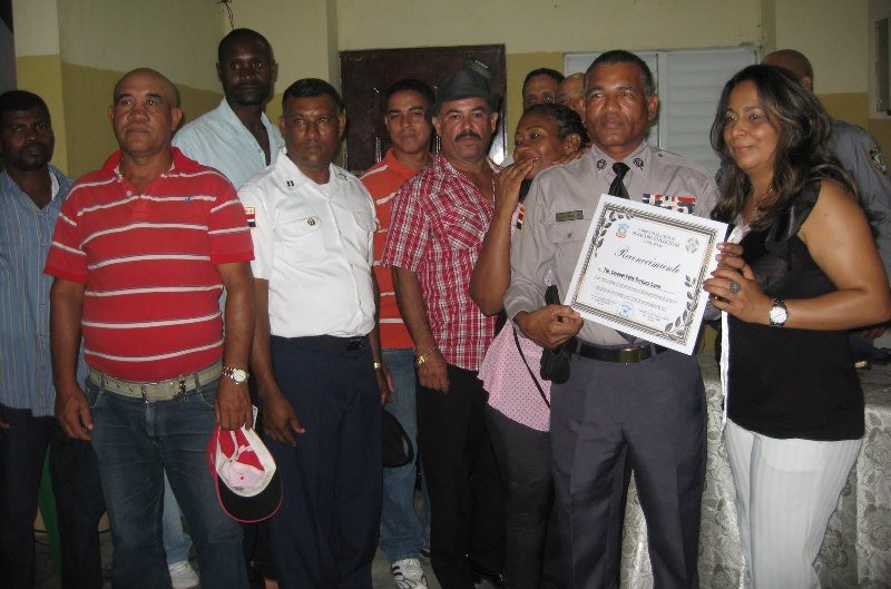 Comunidad de Gurabo reconoce al coronel Fortuna Luna, comandante policía de Moca